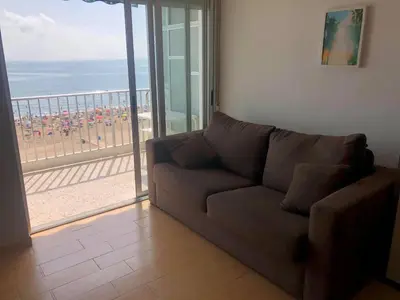 a couch in a living room with a view of the beach at Vistas espectaculares 