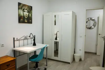 a room with a desk and a chair and a mirror at Precioso apartamento en Malvarrosa Playa Valencia in Valencia