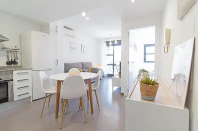 a kitchen and living room with a table and chairs at Global Vacacional, Bonito apartamento en Puerto Sagunto para parejas in Puerto de Sagunto