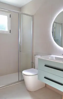 a bathroom with a toilet and a shower and a sink at Gran Chalet con Piscina (8-10 pp) in La Eliana