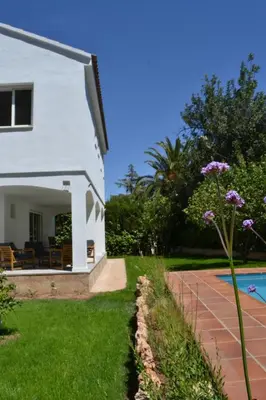 a view of the house and the yard at Gran Chalet con Piscina (8-10 pp) in La Eliana