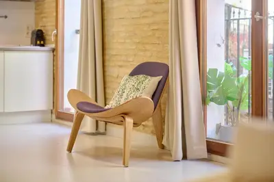 a chair in a room with a window at Apartamento elegante en Plaza del Carmen F2 in Valencia