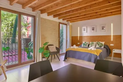a bedroom with a bed and a large window at Apartamento elegante en Plaza del Carmen F2 in Valencia