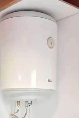 a clock on the wall above a kitchen sink at Apartamento elegante en Plaza del Carmen F2 in Valencia