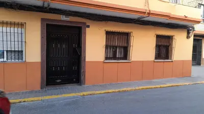 a building with a black door and two windows at Precioso Apartamento en Valencia 2 dormitorios con Parking in Paterna