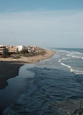 a view of a beach with buildings and the ocean at Luminoso piso cerca de la playa in Cullera