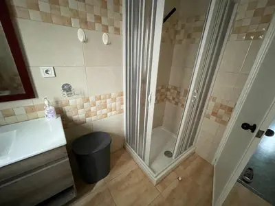 a bathroom with a shower and a toilet and a sink at Luminoso piso cerca de la playa in Cullera