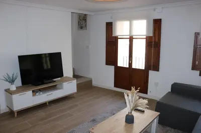 a living room with a tv and a couch at La Casa del Castell in Onda