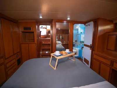 a dining room in a boat with a table at Master&Commander in Valencia