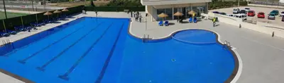 an overhead view of a large blue swimming pool at Cómodo y luminoso apto cerca de Playas y Valencia in Sueca