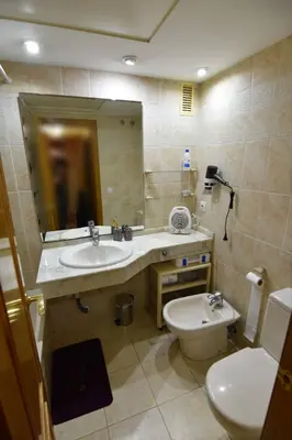 a bathroom with a sink and a toilet and a mirror at MUY BIEN SITUADO LAS CIENCIAS n in Valencia