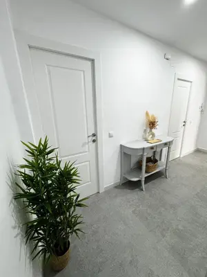 a white room with a desk and a potted plant at Moderno Piso en Puerto Sagunto in Puerto de Sagunto