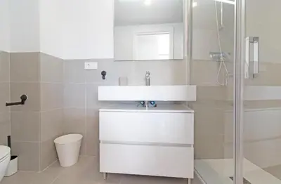 a white bathroom with a sink and a shower at Espectacular apartamento en Gran cannet in Canet de Berenguer