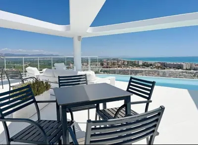 a patio with a table and chairs on a balcony at Espectacular apartamento en Gran cannet in Canet de Berenguer