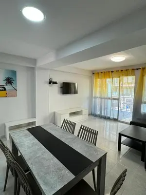 a dining room with a table and chairs at precioso apartamento a 10 metros de la playa in Cullera