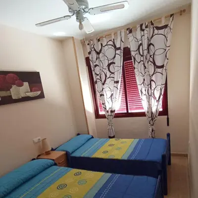 two twin beds in a bedroom with a window at Apartamento 2 habitaciones playa de Canet de Berenguer in Canet de Berenguer