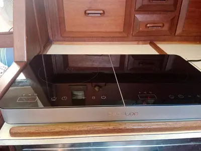 a microwave oven in a cabinet in a kitchen at Velero Valencia Whimsy in Valencia