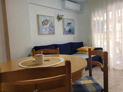 a living room with a table and a couch at TIGA muy cerca de la plaza de San Antonio in Cullera