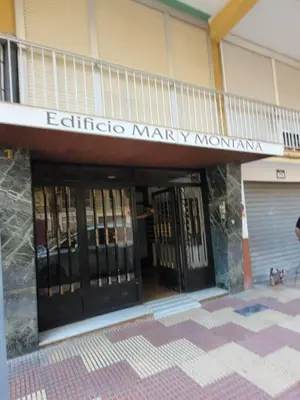 an entrance to a school building with a sign that reads erickson marney museum at TIGA muy cerca de la plaza de San Antonio in Cullera