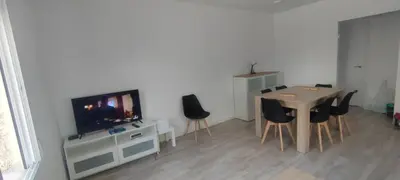 a living room with a television and a table with chairs at Naquera House & Pool in Náquera