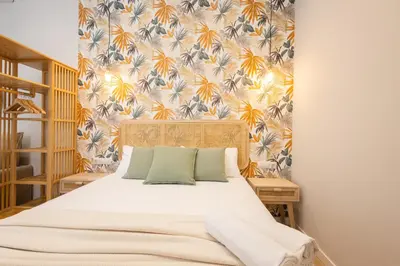 a bedroom with a bed with a floral wallpaper at FLORIT FLATS - Trafalgar Arts & Port Suites in Valencia