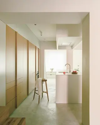 a kitchen with a counter and a chair in a room at La Casa del Mar in Valencia
