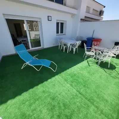 Luminoso ático dúplex con terraza de césped