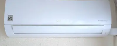 a white microwave oven sitting on top of a wall at Vacansis Sant Germein in Cullera