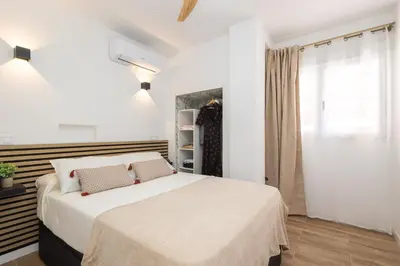 a bedroom with a bed and a window at Moderno, amplio y muy cómodo in Valencia