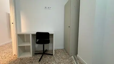 a desk with a black chair next to a closet at Cabañal Retreat in Valencia