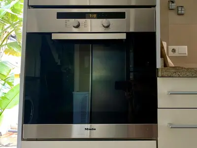 a microwave oven sitting in a kitchen next to a counter at Cullera Valencia Escapada de ensueño in Valencia