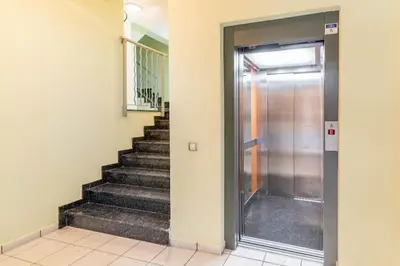 an elevator in a building with a staircase at Lindo y Discreto apartamento playa in Moncófar