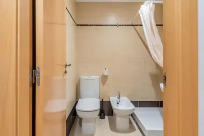 a bathroom with a toilet and a sink at Lindo y Discreto apartamento playa in Moncófar