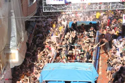 a crowd of people standing around a stage at Casa Salvador, Escapada de Aventura y Relax en Buñol in Buñol