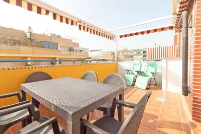 a patio with a table and chairs on a balcony at Global Vacacional, Bonito apartamento en Puerto de Sagunto cerca de la playa in Puerto de Sagunto