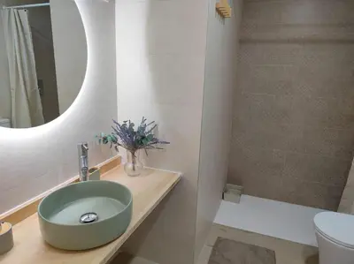 a bathroom with a green sink and a mirror at Loft nuevo cerca de Ruzafa in Valencia