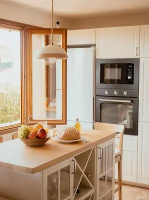 a kitchen with a table with a bowl of fruit on it at Casa Marla, Siete Aguas in Siete Aguas