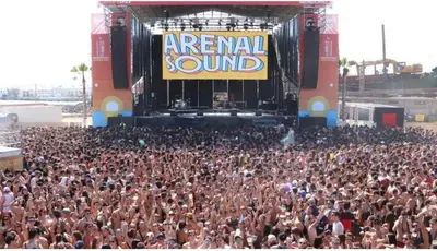 a large crowd of people standing in front of a concert at BajoPlaya in Burriana