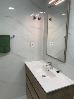 a bathroom with a sink and a shower with a mirror at Apartamento Sara - Alquiler de temporada in Puerto de Sagunto