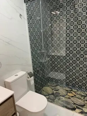 a bathroom with a shower with a toilet and a sink at Apartamento Sara - Alquiler de temporada in Puerto de Sagunto
