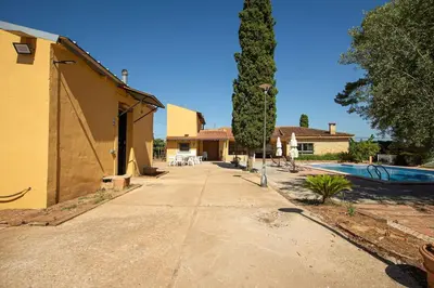 a driveway leading to a house and a pool at Villa Azahar - Piscina - Barbacoa - Naturaleza in Valencia