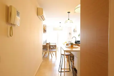 a kitchen and dining room with a table and chairs at Tranquilo y delicioso rincón junto al mar in Puerto de Sagunto