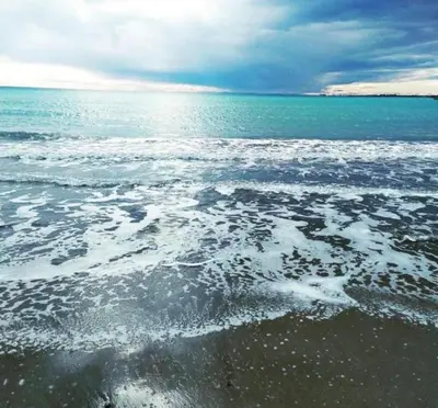 a view of the ocean with foam on the beach at Magnífico piso con vistas al mar en Moncofa in Moncófar