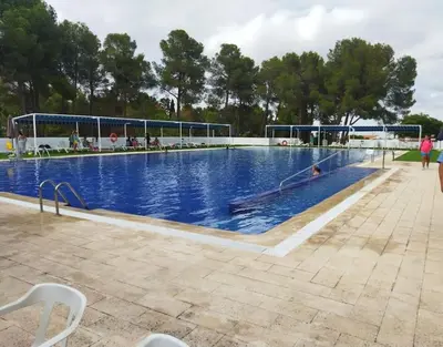 a large swimming pool with blue water at casa imperial in Tous