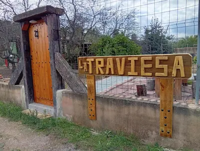 a sign that says travergas on a wall at La Traviesa in Soneja