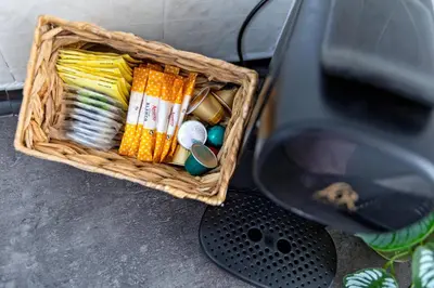 a wicker basket sitting on the ground next to a car at ViDa MaLu - Housevanlive in Sueca