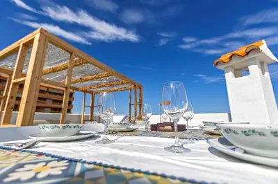 a table with glasses and plates on top of it at ViDa MaLu - Housevanlive in Sueca