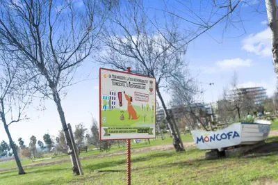 a sign in a park with a dog on it at Moncofa Vistas Mar - Ideal Parejas in Moncófar
