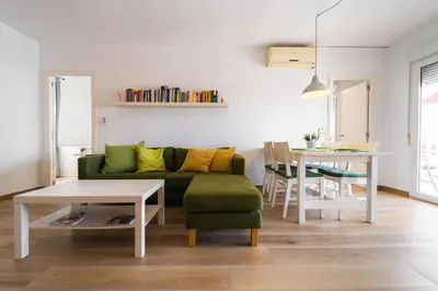 a living room with a green couch and a table at Apartamento acogedor en la Playa de Nules in Nules