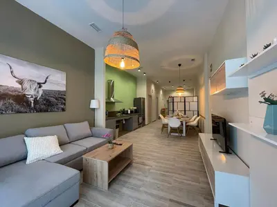 a living room with a couch and a table at Sensacional apartamento en Ruzafa in Valencia